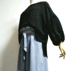着物リメイク・シルク　アンティークの着物で作ったバルーン袖のブラウス(黒×赤絞り) 1枚目の画像
