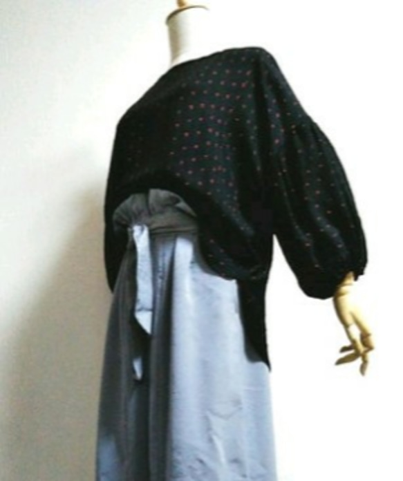 着物リメイク・シルク　アンティークの着物で作ったバルーン袖のブラウス(黒×赤絞り) 1枚目の画像