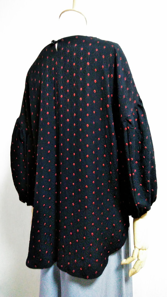 着物リメイク・シルク　アンティークの着物で作ったバルーン袖のブラウス(黒×赤絞り) 4枚目の画像