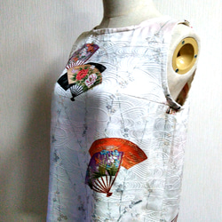 着物リメイク・シルク　白地に扇×花柄の華やかなノースリーブブラウス 1枚目の画像