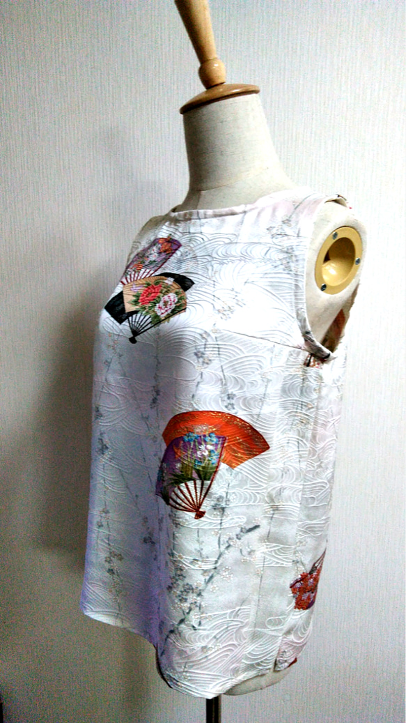 着物リメイク・シルク　白地に扇×花柄の華やかなノースリーブブラウス 1枚目の画像