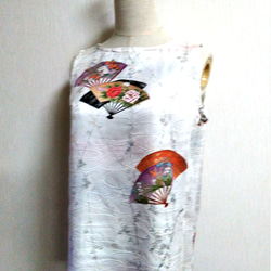 着物リメイク・シルク　白地に扇×花柄の華やかなノースリーブブラウス 2枚目の画像