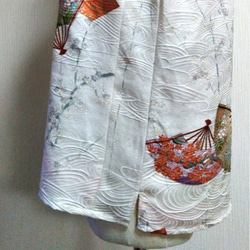 着物リメイク・シルク　白地に扇×花柄の華やかなノースリーブブラウス 3枚目の画像