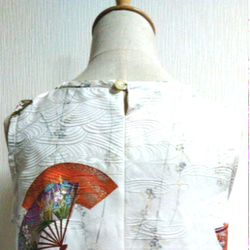 着物リメイク・シルク　白地に扇×花柄の華やかなノースリーブブラウス 4枚目の画像