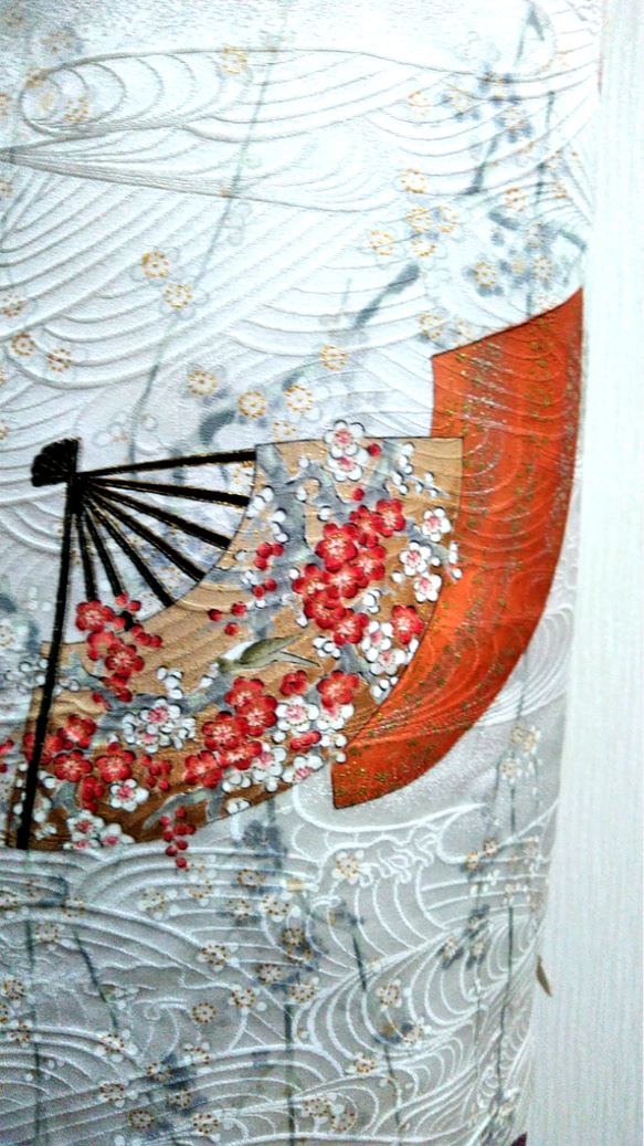 着物リメイク・シルク　白地に扇×花柄の華やかなノースリーブブラウス 5枚目の画像
