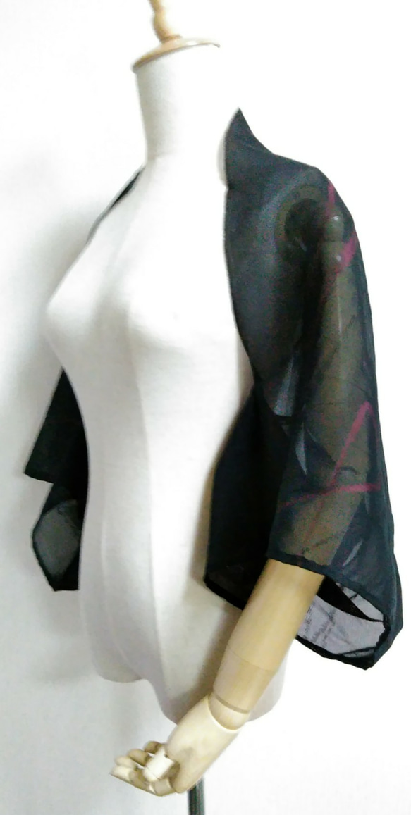 着物リメイク　シルク　夏着物透けかんのあるマーガレット　黒×赤花柄×シルバー 3枚目の画像