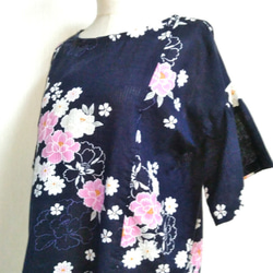 着物リメイク　浴衣　紺地×花柄　フリル袖のブラウス 5枚目の画像