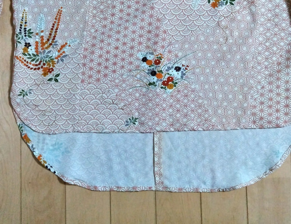 【送料無料】着物リメイク・シルク着物で作ったバルーン袖のブラウス(クリーム地×花柄) 8枚目の画像