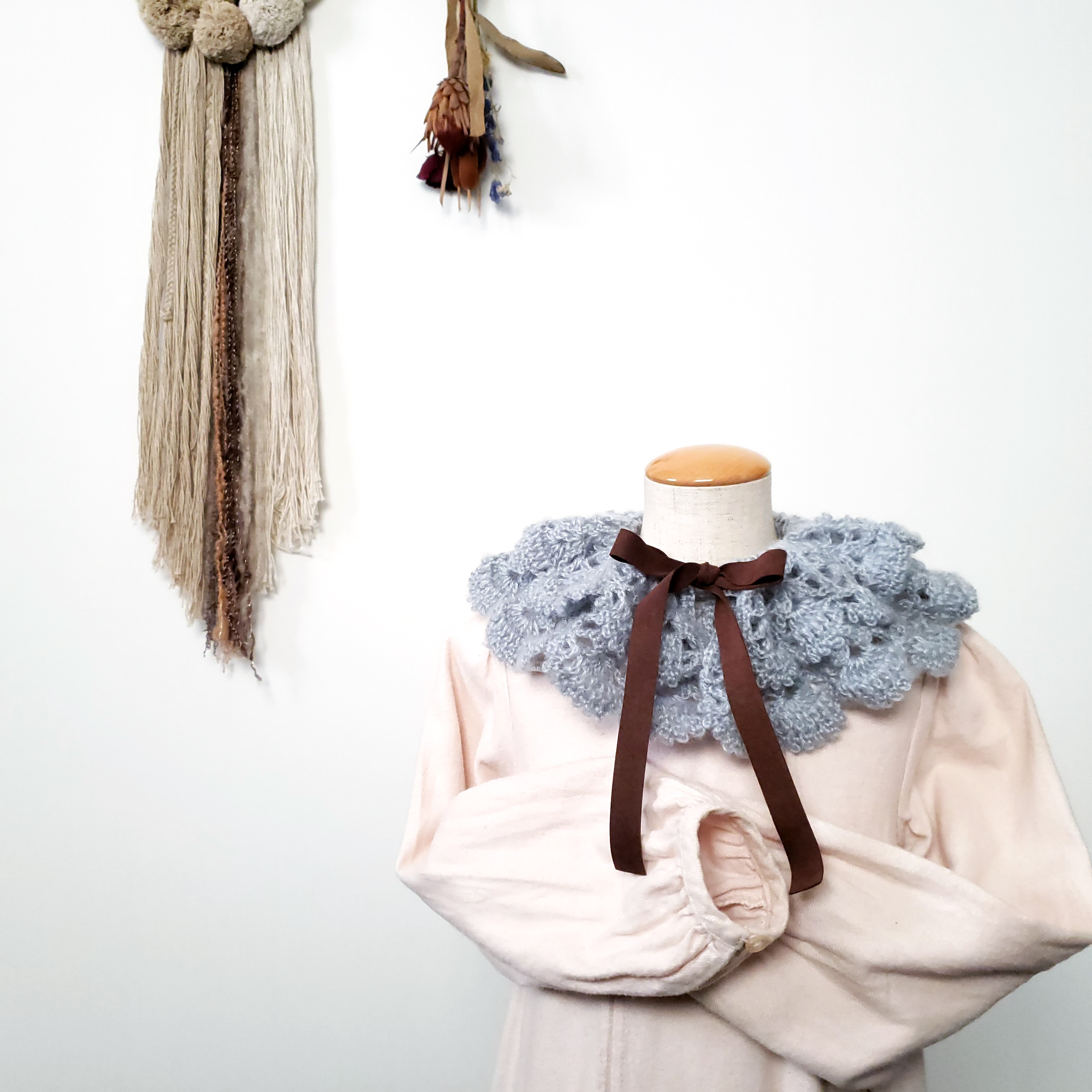 ふりふり手編みのつけ襟 モヘア調 ブルーグレー くすみブルー ande