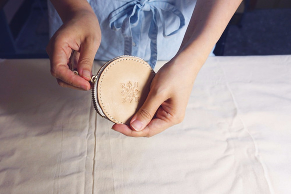 手縫植鞣圓形零錢包-靜葉 第5張的照片