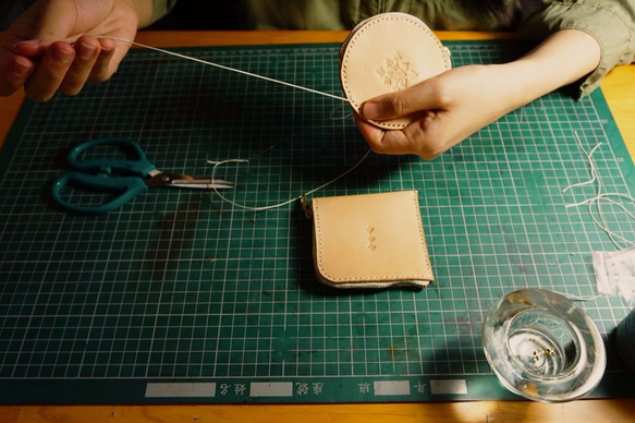 手縫植鞣圓形零錢包-靜葉 第9張的照片