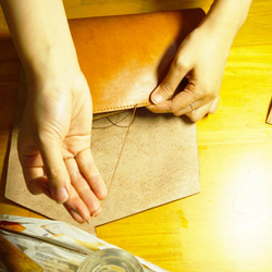 手染め野菜なめしA5ノート - ペンインサート層（25K）手作りの革手染めの革手縫いの革 3枚目の画像