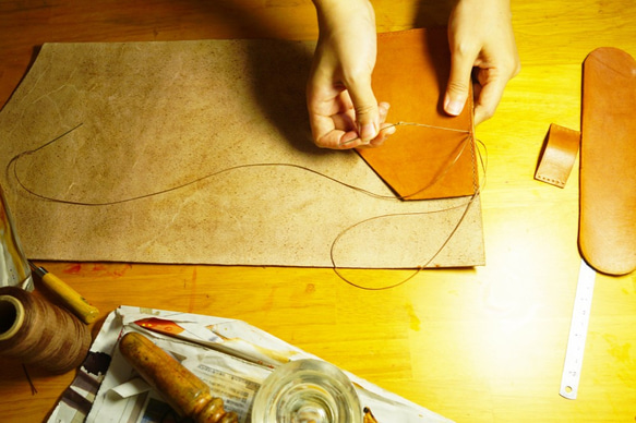 手染め野菜なめしA5ノート - ペンインサート層（25K）手作りの革手染めの革手縫いの革 5枚目の画像