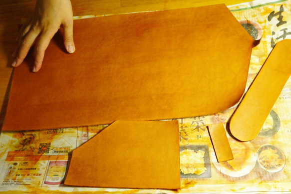 手染め野菜なめしA5ノート - ペンインサート層（25K）手作りの革手染めの革手縫いの革 6枚目の画像