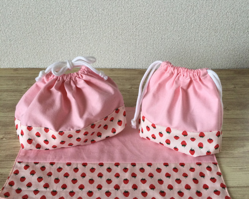 ハンドメイドお弁当袋・コップ袋・ランチョンマット 3点セット ねこちゃんといちご ハンドメイドお弁当袋・コップ袋・ランチョンマット 3点セット