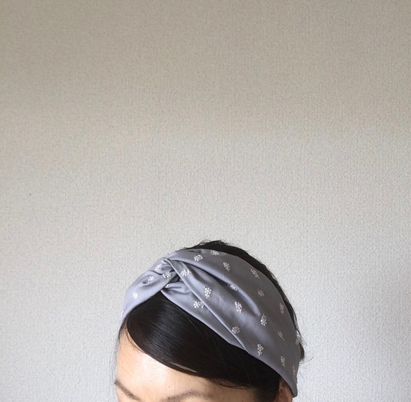 刺繡頭巾（小花、淺灰） 第4張的照片