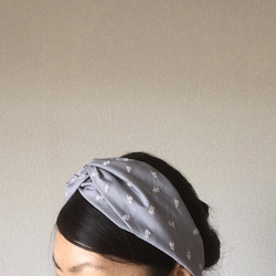 刺繡頭巾（小花、淺灰） 第5張的照片