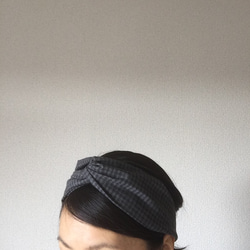 格紋交叉頭巾（柔軟棉質，黑色和灰色格紋） 第5張的照片