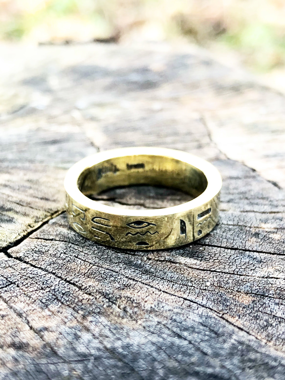 金色ヒエログリフの平打ちリング 指輪・リング gush 通販