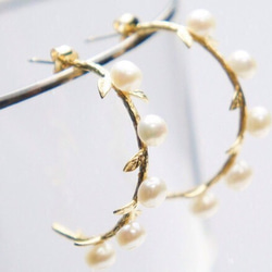 蔓草と真珠のしずく フープ型ピアス 淡水パール 3枚目の画像