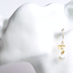 [14kgf] 淡水珍珠花朵耳環 第4張的照片