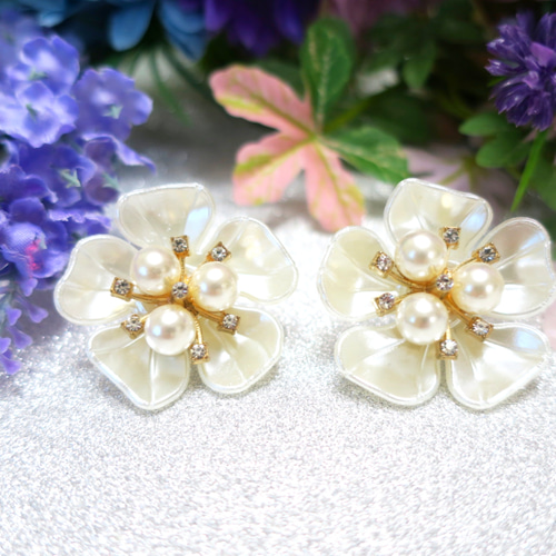 シェルフラワー5枚花 イヤリング・ノンホールピアス meili_handmade 