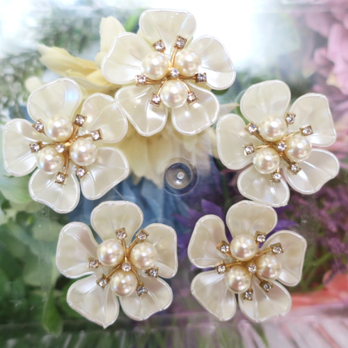 シェルフラワー5枚花 イヤリング・ノンホールピアス meili_handmade 