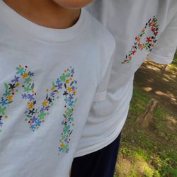 選べるアルファベット「小さい花文字」キッズペイントTシャツ 4枚目の画像