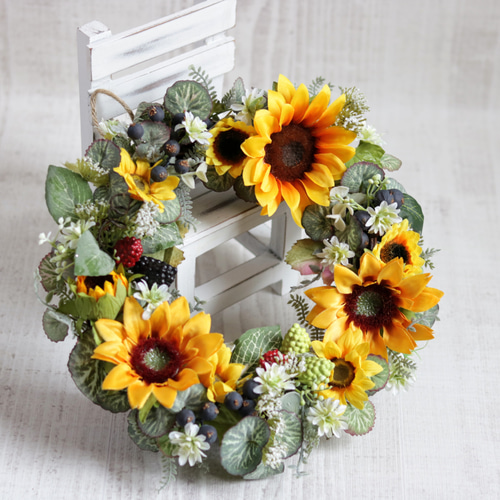 ひまわりナチュラルリース～グリーンとベリーを添えてⅡ リース は  