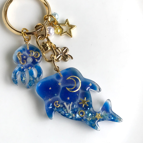 ジンベイザメとクラゲの海の仲間キーホルダー (星砂封入