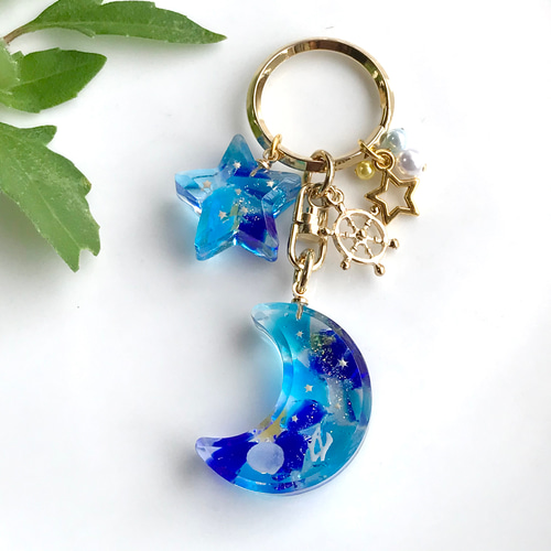 青い琉球ガラスの三日月とお星さまキーホルダー (星の砂・貝がら・さん