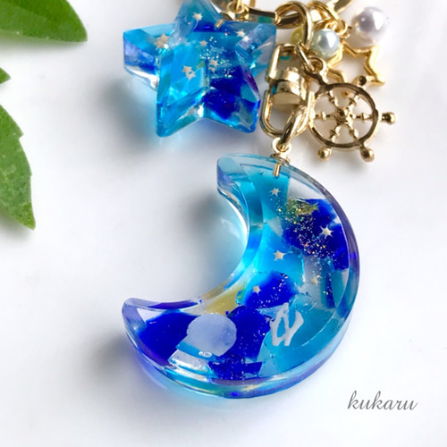 青い琉球ガラスの三日月とお星さまキーホルダー (星の砂・貝がら・さん