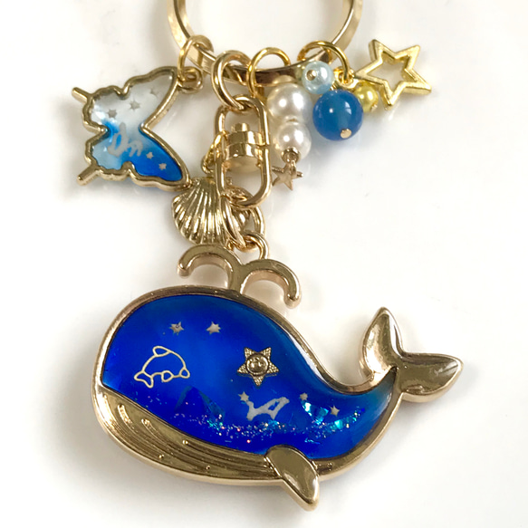 こ様 キーホルダー キーリング チャーム クリスタル ブルー 沖縄Blue くじらキーホルダー 蝶々と一緒 《星砂・珊瑚封入