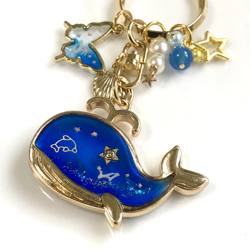 沖縄Blue くじらキーホルダー 蝶々と一緒 《星砂・珊瑚封入