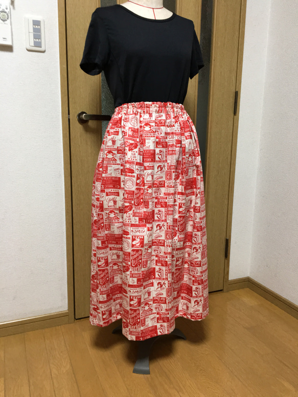 ウエストゴムのポップなスカート 赤 1枚目の画像