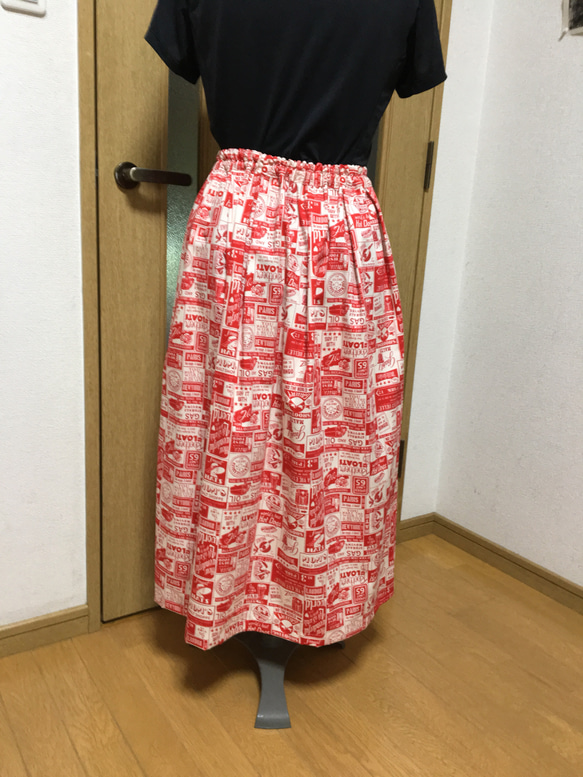 ウエストゴムのポップなスカート 赤 2枚目の画像