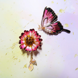 ミスパラノイドパラノイアミスデイジーとピンクのアゲハチョウ樹脂のイヤリング販売ペアの925シルバー/スチール針 1枚目の画像