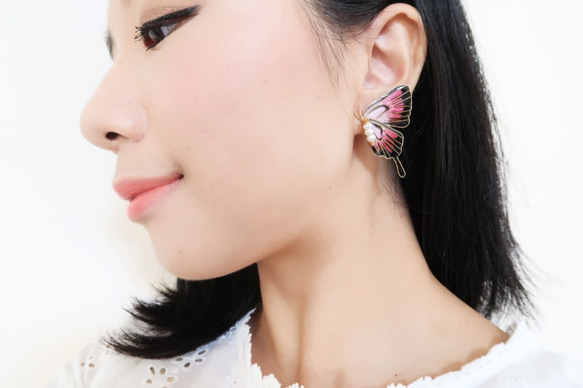 Miss Paranoid 偏執狂小姐 雛菊與粉紅色燕尾蝶 樹脂耳環 成對販售  925銀/鋼針 第2張的照片