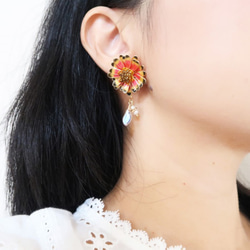 Miss Paranoid 偏執狂小姐 雛菊與金紅色燕尾蝶 樹脂耳環 成對販售  925銀/鋼針 第4張的照片