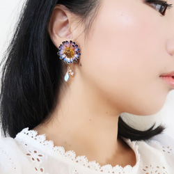 Miss Paranoid 偏執狂小姐 雛菊與粉紫色燕尾蝶 樹脂耳環 成對販售  925銀/鋼針 第4張的照片