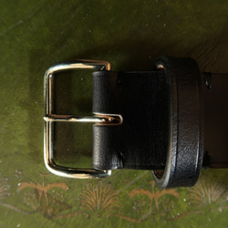 ミリタリーテイスト、ブライドルレザーの一枚革ベルト。ブラック,ダークブラウン 3枚目の画像