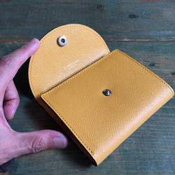 三つ折りの財布　型押しカーフレザー　イエロー 2枚目の画像