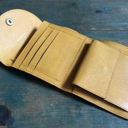 三つ折りの財布　型押しカーフレザー　イエロー 3枚目の画像