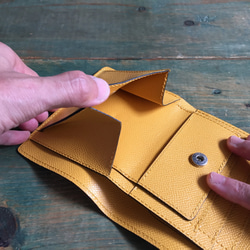 三つ折りの財布　型押しカーフレザー　イエロー 5枚目の画像