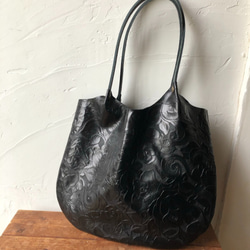 本革トートバッグL：黒薔薇　シンプル軽量 2枚目の画像