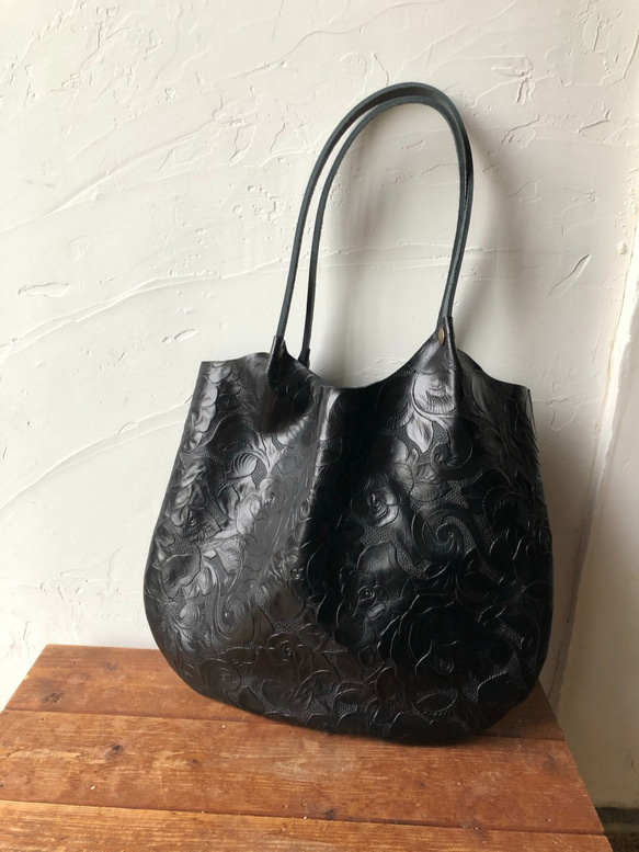 本革トートバッグL：黒薔薇　シンプル軽量 2枚目の画像