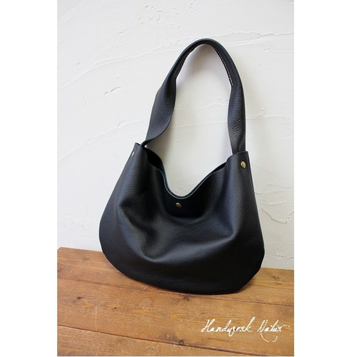 ころんとしたフォルムの本革(レザー)ワンショルダーバッグ 黒  