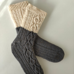 【お値下げ】葉っぱ模様の手編み靴下 2枚目の画像
