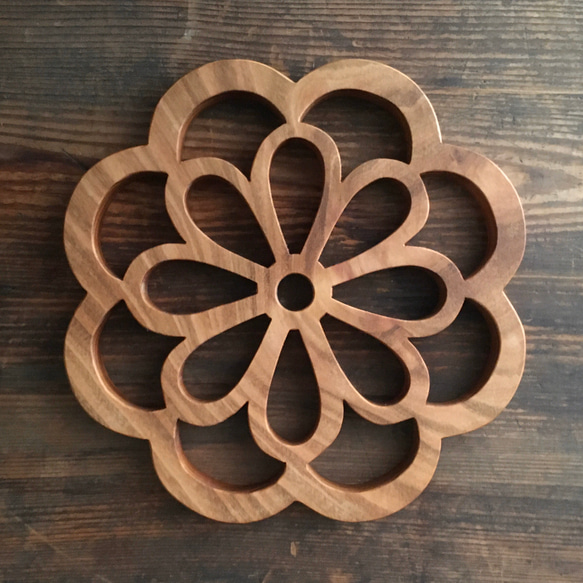 鍋敷き（菊） 国産桜材　無垢一枚板 2枚目の画像