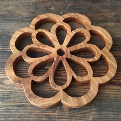 鍋敷き（菊） 国産桜材　無垢一枚板 3枚目の画像